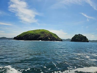 Tropical Islands in Ocean Paradise, Vacation Destination